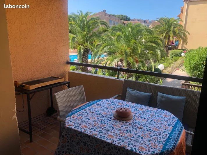 Balcon avec table et plancha
