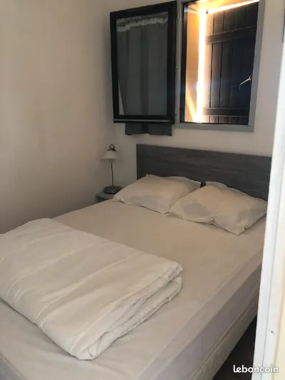 Chambre avec lit double confortable