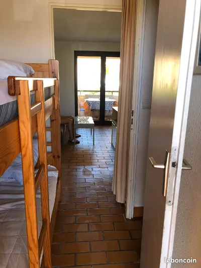 Entrée de l'appartement avec rangement
